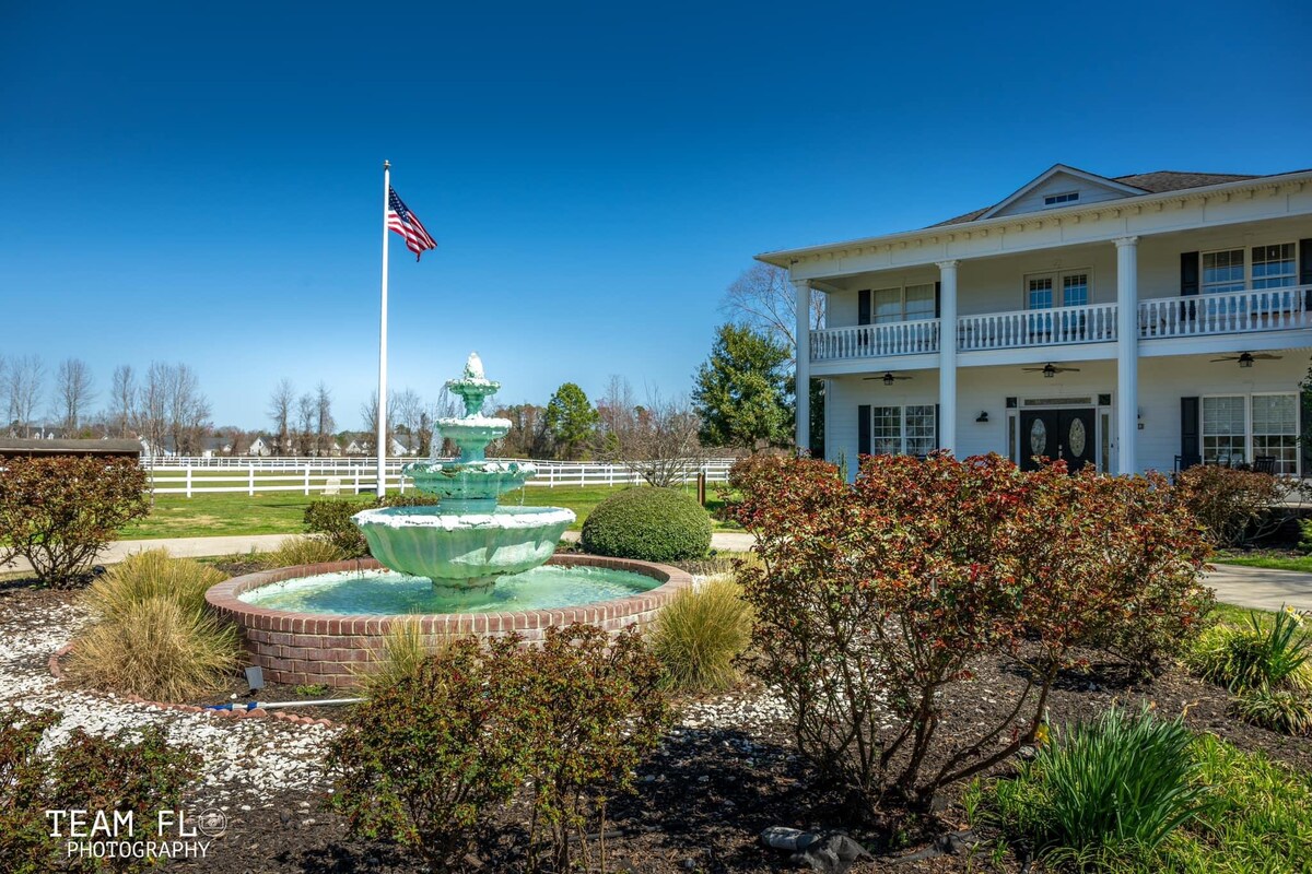 Front fountain and estate house at Parkton Place on a clear day